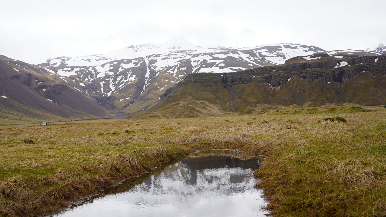 dramatic-icelandic-landscape-with-snowcapped-peaks-32669073